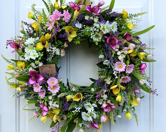 Krans met wilde bloemen voor voordeur