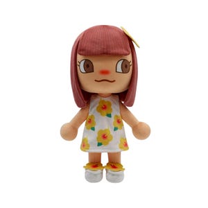 Può includere: Una bambola di peluche di un personaggio femminile con i capelli rosa, che indossa un vestito bianco con fiori gialli e scarpe gialle.