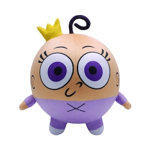Op de afbeelding: Een pluche pop in de vorm van een baby, met een groot hoofd en een klein lichaam. De pop heeft een lichtbruin gezicht met grote paarse ogen, wimpers en een kleine glimlach. Ze draagt een gele kroon en een paarse outfit.