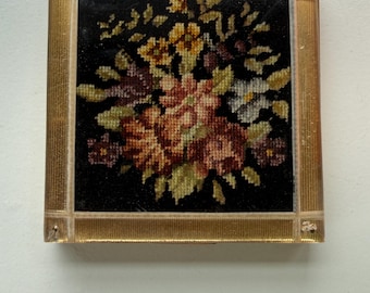 Tapiz cuadrado vintage Rex Fifth Avenue con bordado a punto de aguja, espejo con marco acrílico floral y forma de pompón, de los años 40 y 50.