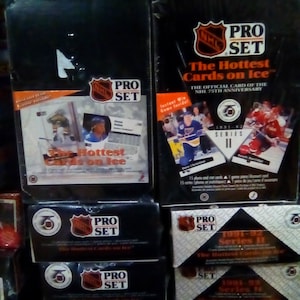 Grande lote de 120 cartões de esportes de hóquei antigos e fechados da NHL em 8 pacotes de cera NOVOS