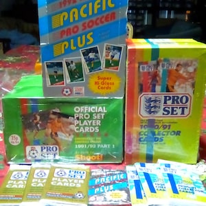 Riesenposten alte Vintage Fußball Karten in 7 ungeöffneten Wachspackungen NEU