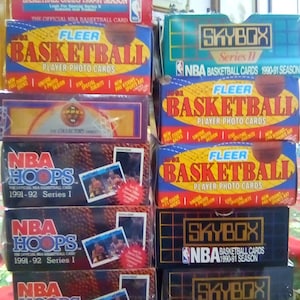 Grande lote de 55 cartões de esportes de basquete da NBA antigos e fechados em 4 pacotes de cera NOVOS
