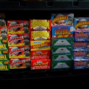 Enorme lotto di 55 vecchie carte da gioco sportive da baseball MLB vintage mai aperte in 4 confezioni di cera NUOVE