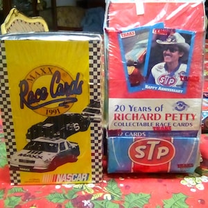 Riesige Menge von 108 ungeöffneten alten Vintage Nascar Racing Sports Trading Cards in 8 Wax Packs NEU