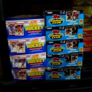 Énorme lot de 108 anciennes cartes à collectionner de sports de hockey de la LNH vintage non ouvertes dans 8 paquets de cire NEUF