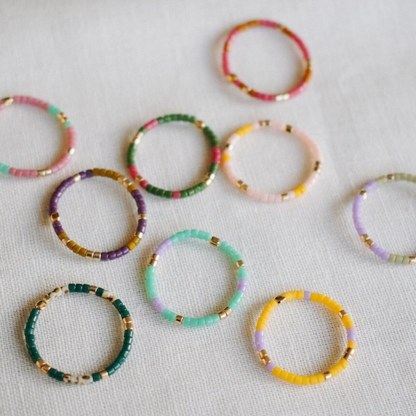 AYAKA / Perlenring elsastisch | Hochwertige bunte Miyuki Glasperlen mit goldenen Zwischenperlen | Elastischer Ring