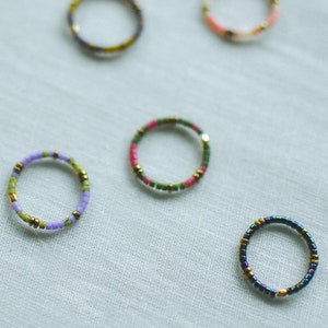 AYAKA / Perlenring bunt | Hochwertige bunte Glasperlen mit goldenen Zwischenperlen | Elastischer Ring leicht dehnbar | Stapelring