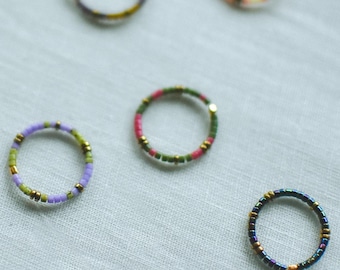 AYAKA / Perlenring bunt | Hochwertige bunte Glasperlen mit goldenen Zwischenperlen | Elastischer Ring leicht dehnbar | Stapelring