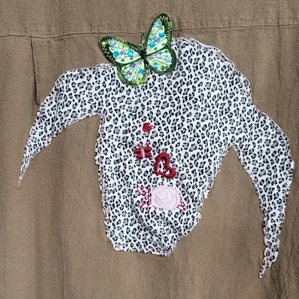 custom ss button up cotton top w appliqued cow head with butterflies and heart sz M preshrunk..Machine washable..one of a kind design inv452