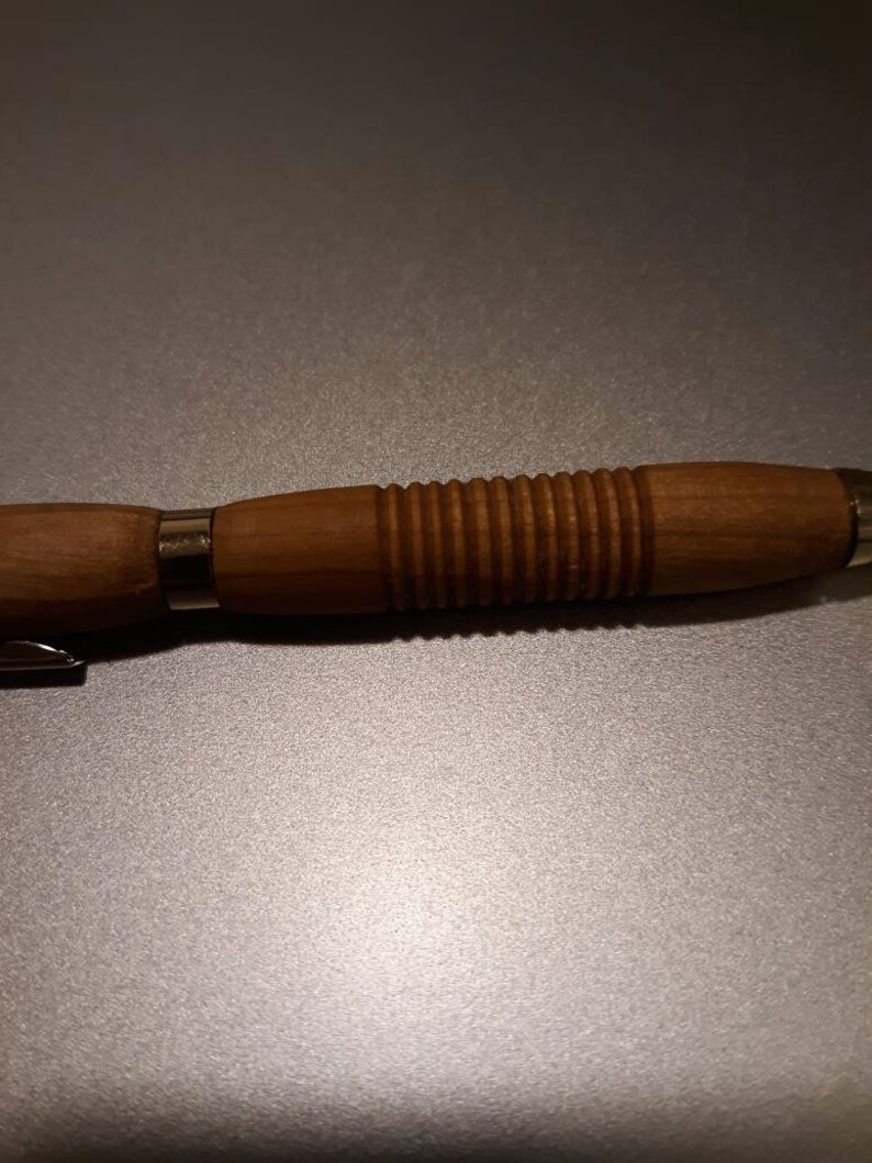 Knotty alder twist pen