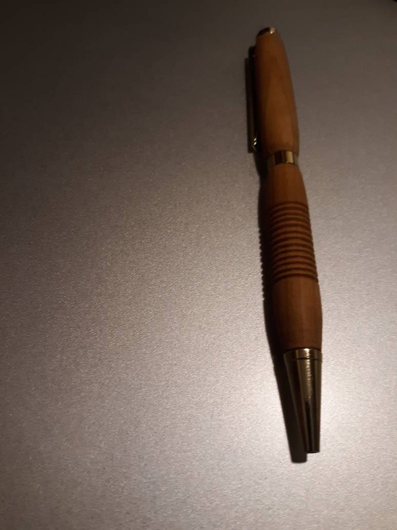 Knotty alder twist pen