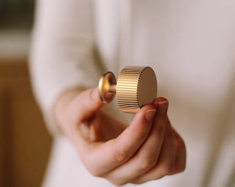 つや消し真鍮製キャビネットノブ、モダンキッチン金具（28mm）