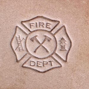 Könnte beinhalten: Ein beigefarbenes Emblem mit den Worten "FIRE" und "DEPT" in Schildform. In der Mitte befinden sich gekreuzte Äxte, umgeben von einer Leiter und einem Hydranten.
