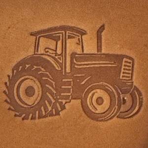 Può includere: Illustrazione di un trattore marrone con dettagli di pneumatici, tubo di scarico e cabina. L'immagine è un primo piano, che mostra il design del trattore su una superficie strutturata marrone chiaro. Un veicolo agricolo classico.