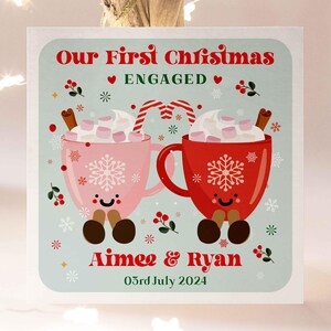 Notre première carte de fiançailles de Noël personnalisée, jolie carte de fiançailles de Noël avec tasses de chocolat chaud, notre 1ère carte de fiançailles de Noël pour fiancé, fiancée
