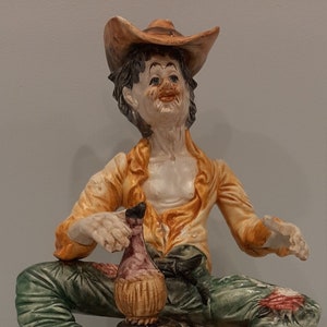 Vintage seltene Capodimonte Porzellan Figur Hobo Weintrinker aus einem Glas. Eine Handarbeit vom italienischen Künstler Giuseppe Armani.