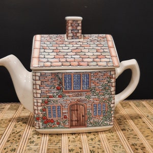 Vintage Sadler English Country Houses Collection Line Porseleinen theepot, vervaardigd in Staffordshire, Engeland, circa tweede helft 20e eeuw