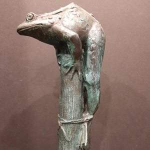 Figurine vintage à collectionner en fonte, grenouille attachée sur un arbre abattu, patine originale en marbre noir, base noire, vers les années 1950