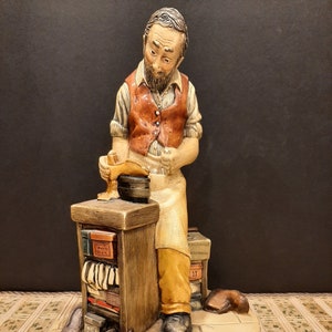 Original Vintage Naturcraft Giftware Company Handgefertigte Steingut Figur Nummeriert #851 Titel Tom Cobbler Congleton, England Circa 1970er Jahre