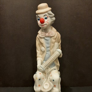Vintage Japanische Porzellanfigur Clown Spielt Die Mundharmonika Handgemacht & Handbemalt Nummeriert 410 Circa Zweite Hälfte des 20.Jahrhunderts