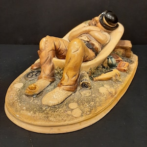 Ausgefallene Vintage NATURCRAFT Giftwere Com. Handbemalte Steinzeug Figur &quot;Hobo Slipping in Pot&quot; Made in Congleton, England Circa 1969