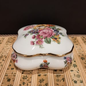 Vintage Porzellan LIMOGES Frankreich Blume Vergoldete Muster Pulver Trinket Box Circa Zweite Hälfte des 20.Jahrhunderts.