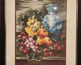 Vintage Mittleres Jahrhundert Handstickerei Nadelspitze Wandkunst Dekoration Eingerahmt Unter Glas Natur morté Muster Circa 1950-1960er Jahre