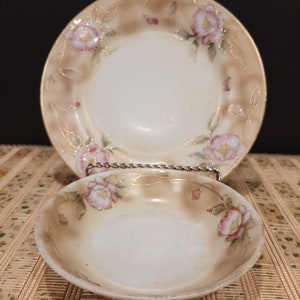 Vintage handbemalte NIPPON japanisches Porzellan Set mit 2 Schalen Blumenmuster mit Golddekoration Circa zweite Hälfte des 20.Jahrhunderts