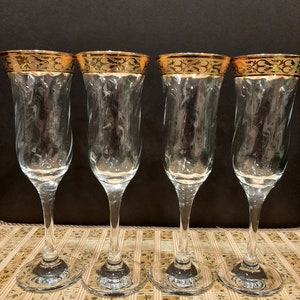 Set vintage di 4 calici da champagne in cristallo cecoslovacco Boho con decorazione del bordo inciso in oro 24K, circa seconda metà del XX secolo