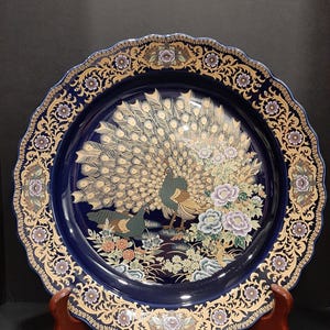 Vintage Exquisite Made in Japan Kobalt-Blau Porzellan 17 &quot;dekorative Platte Vergoldung Muster Pfauen unter Blumen Circa 1970-1980er Jahre