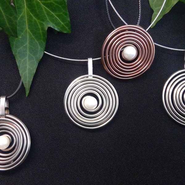 petite spirale - pendentif de chaîne avec perle de clair de lune