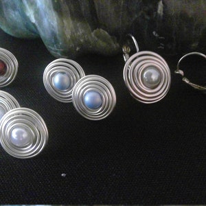 Earrings made of aluminum wire with pearl