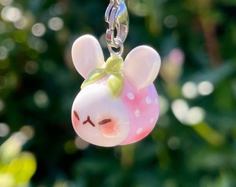 Handgemachter Erdbeerhasenkopf Polymer Clay Schlüsselanhänger | Cottagecore, niedlich, klein, Kawaii Anhänger, Angst, Sommer, Skulptur, Pastell, Rosa