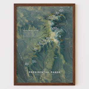 Puede incluir: Un mapa enmarcado de la Cordillera Presidencial en las Montañas Blancas de New Hampshire. El mapa presenta una vista topográfica detallada con nombres de montañas y el texto "The Worst Weather On Earth."