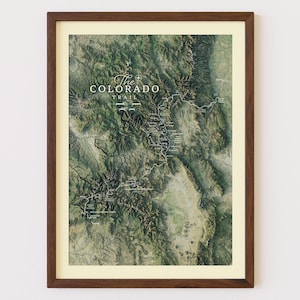 Könnte beinhalten: Gerahmter Druck der detaillierten topografischen Karte des Colorado Trail, in Grün-, Braun- und Beigetönen. Der Text "The Colorado Trail" ist in Weiß dargestellt. Der Druck ist in einem dunkelbraunen Holzrahmen eingefasst.