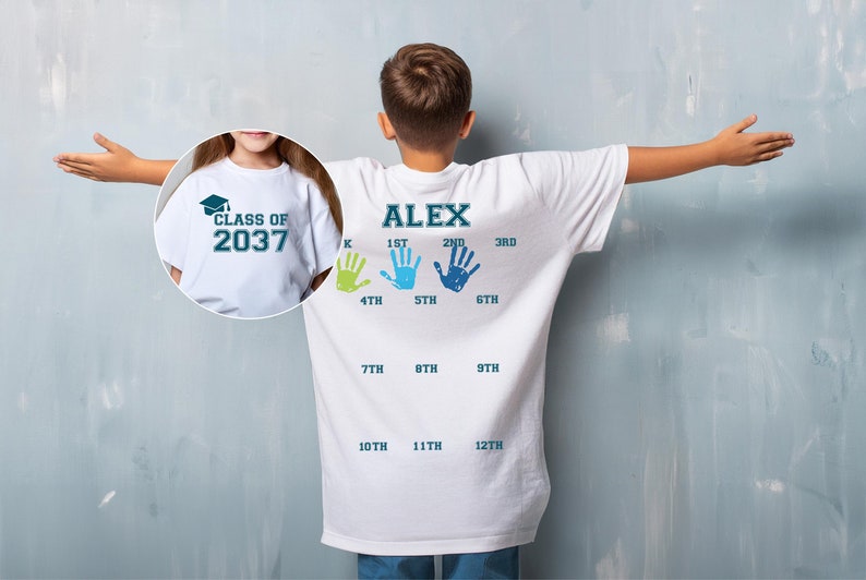 K&ouml;nnte beinhalten: Wei&szlig;es T-Shirt mit blauem Text, der "CLASS OF 2037" auf der Vorderseite und blauem Text, der "ALEX" und Handabdr&uuml;cke mit den Klassenstufen K bis 12 auf der R&uuml;ckseite lautet.