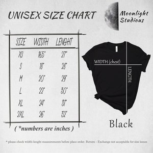 K&ouml;nnte beinhalten: Unisex-Gr&ouml;&szlig;entabelle f&uuml;r ein schwarzes T-Shirt mit Ma&szlig;en in Zoll f&uuml;r Breite und L&auml;nge. Die Gr&ouml;&szlig;en umfassen XS, S, M, L, XL und 2XL. Der Text "Moonlight Studious" befindet sich in der oberen rechten Ecke des Bildes.