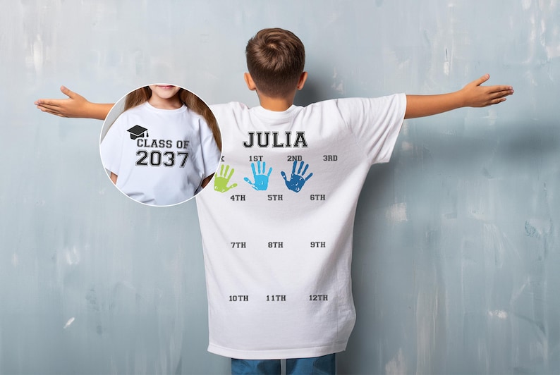 K&ouml;nnte beinhalten: Wei&szlig;es T-Shirt mit dem Text "CLASS OF 2037" auf der Vorderseite und dem Text "JULIA" sowie Handabdr&uuml;cken, die jede Klasse von der 1. bis zur 12. Klasse repr&auml;sentieren, auf der R&uuml;ckseite.
