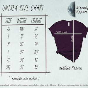Puede incluir: Tabla de tallas unisex para camisetas de las tallas XS a 2XL. La tabla muestra las medidas de ancho y largo en pulgadas. Una camiseta de color marr&oacute;n jaspeado se muestra junto a la tabla con las medidas marcadas en ella. El texto "Moonlight Apparel" est&aacute; en la parte superior de la tabla.