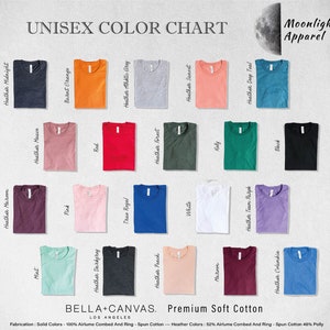 Puede incluir: Carta de colores unisex para camisetas con 18 colores diferentes, incluyendo Heather Midnight, Burnt Orange, Heather Athletic Grey, Heather Forest, Heather Mauve, Red, White, Heather Team Purple, Heather Maroon, Pink, Heather Darkgrey, Heather Peach, Mint, Heather Columbia, y m&aacute;s. La carta est&aacute; etiquetada como "Unisex Color Chart" y "Bella+Canvas. Premium Soft Cotton."