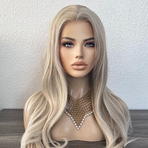 28 Zoll Eis blonde gewellte Perücke HD Lace Front Freischeitel hitzebeständig