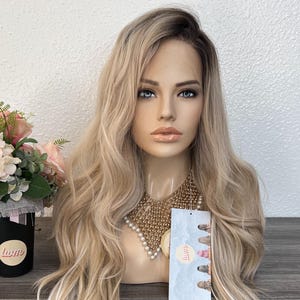 Perruque ondulée blond foncé racine de 28 pouces lacets HD résistant à la chaleur