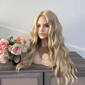 Perruque blonde ondulée, perruque cosplay synthétique résistante à la chaleur de 28 pouces