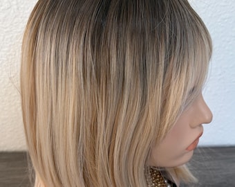 Peluca corta rubia tipo bob con balayage de raíz oscura, sintética y resistente al calor, de Little Wig Museum.