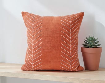 Boho sierkussenhoes met wit geborduurd chevronontwerp, handgemaakt bohokussen.