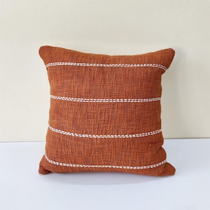 Housse de coussin en coton brut naturel orange brûlé, teint à la main en tissu, points de couture à la main, housse de coussin 18 x 18, 20 x 20 pouces