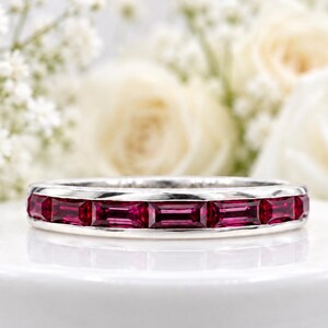 Ring met robijn baguette, half-eternity ring, ring met kanaalgezette edelsteen, art-deco robijn trouwring, stapelbare sieraden met de geboortesteen van juli