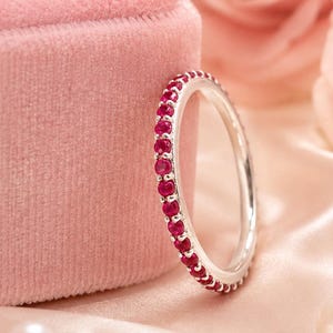 Rubin Eternity Band Ring – Zierliche Roter Edelstein Stapelring – Juli Birthstone Ehering – Minimal Schmuck für jeden Tag