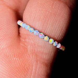 Anillo de eternidad con delicado ópalo blanco, anillo apilable minimalista de ópalo, alianza de boda con ópalo de fuego arcoíris, delicado anillo de ópalo, regalo para ella.
